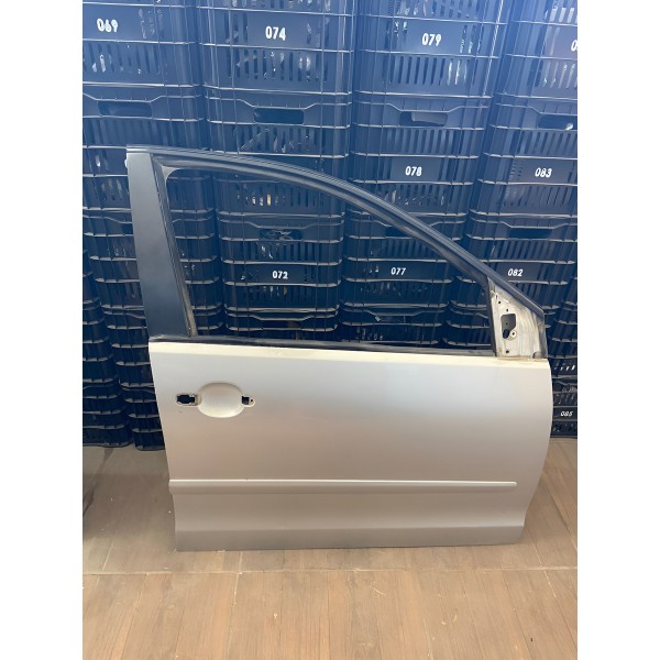 Porta Dianteira Direita Volkswagen Polo 2003 / 2012 4p Direito Prateado
